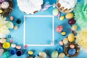 Fondo de colores con huevos de Pascua sobre fondo lavanda. concepto de feliz pascua. se puede utilizar como cartel, fondo, tarjeta navideña. foto de estudio