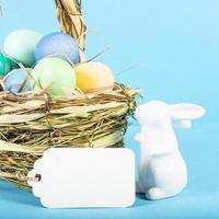 Fondo de colores con huevos de Pascua sobre fondo azul. concepto de feliz pascua. se puede utilizar como cartel, fondo, tarjeta navideña. endecha plana, vista superior, espacio de copia. foto de estudio