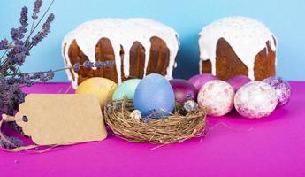 Fondo de colores con huevos de Pascua sobre fondo rosa y azul. concepto de feliz pascua. se puede utilizar como cartel, fondo, tarjeta navideña. endecha plana, vista superior, espacio de copia. foto de estudio