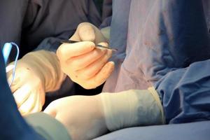 cirujano sosteniendo un bisturí. foto