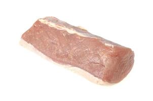 Pieza rosa fresca de carne de cerdo cruda, picar sobre fondo blanco. foto de estudio