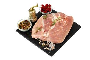 pedazo de carne de cerdo fresca cruda con especias para cocinar platos de carne. foto de estudio