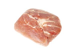 pedazo de carne de cerdo fresca cruda aislado sobre fondo blanco. foto de estudio