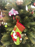venta de souvenirs navideños, adornos para árboles de navidad en la tienda foto