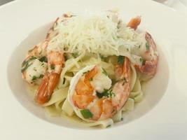 pasta con espinacas y langostinos. foto de estudio.