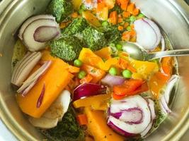 verduras congeladas cocidas en una cacerola. foto de estudio