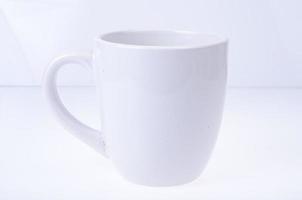 taza blanco grande vacío aislado. foto de estudio.