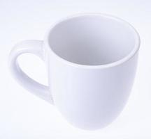 taza blanco grande vacío aislado. foto de estudio.