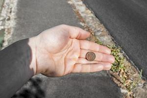 Moneda vieja y sucia encontrada. en la mano. Sudáfrica. foto