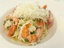pasta con espinacas y langostinos. foto de estudio.