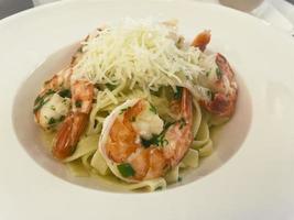 pasta con espinacas y langostinos. foto de estudio.