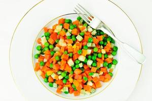 jugoso guiso de verduras. pimentón, guisantes y zanahorias. comida dietetica foto