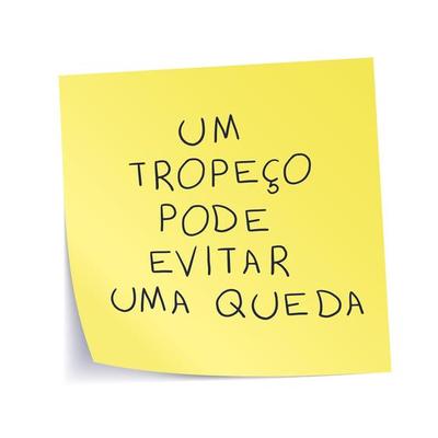 Handwritten yellow sticker in Brazilian Portuguese. Translation - A stumbling block can prevent a fall.