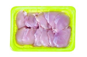 Filete de pollo ecológico rosa crudo fresco para cocinar en un plato blanco. foto de estudio