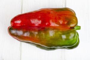 pimientos y tomates multicolores en la mesa de madera. foto de estudio.