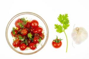tomates en escabeche con hierbas y ajo. foto de estudio.