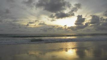 bela praia com a luz do sol refletida na superfície do mar na praia de karon. video