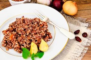 pilaf con carne, zanahorias y arroz rojo foto