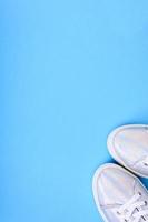 Zapatillas plateadas sobre un fondo azul con lugar para texto foto