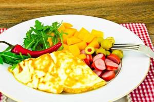 Comida sana y dietética, huevos revueltos con verduras.