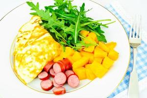 Comida sana y dietética, huevos revueltos con verduras.
