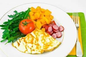 Comida sana y dietética, huevos revueltos con verduras. foto