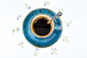 café en una taza retro azul con flores