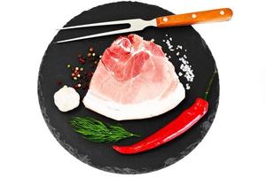 Trozo de carne de cerdo cruda fresca, carne aislado sobre fondo blanco.