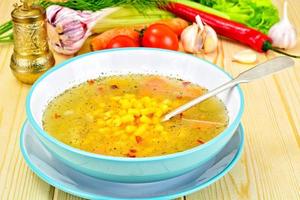sopa con caldo de pollo. fideos y verduras foto