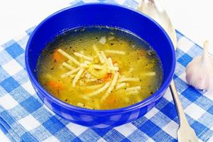 sopa con caldo de pollo. fideos y verduras foto