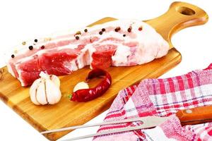 Trozo de carne de cerdo cruda fresca, carne aislado sobre fondo blanco.