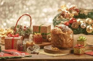 un panettone y dados de fruta confitada foto