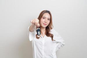 retrato, mujer hermosa, tenencia, llave del coche foto