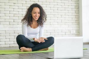 mujer latina enseñando yoga foto