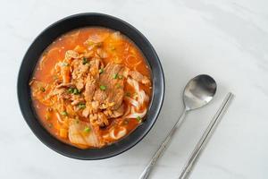 fideos coreanos udon ramen con cerdo en sopa de kimchi