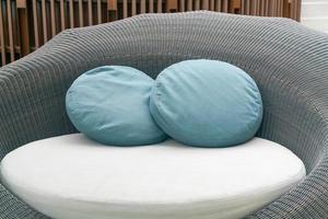 decoración de almohadas en el sofá del patio al aire libre foto