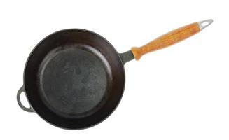 Sartén negra de hierro fundido con mango de madera marrón aislado sobre fondo blanco. foto