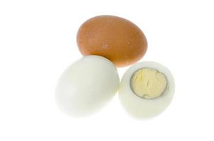Huevos de gallina cocidos con conchas de colores sobre fondo blanco.