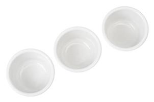 Tres cuencos de porcelana aislado sobre fondo blanco. foto