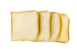 trozos de pan tostado cuadrado de trigo aislado sobre fondo blanco.