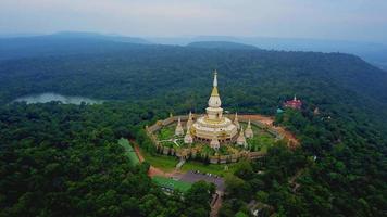 vista aérea da tailândia phra maha chedi chai mongkol, marco do budismo video