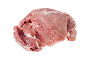 pedazo de carne de cerdo fresca cruda aislado sobre fondo blanco. foto
