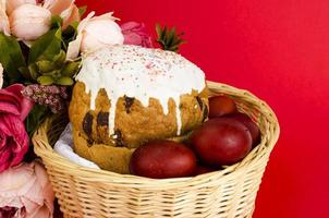 delicioso pastel de pascua, huevos de colores para la celebración de pascua. foto