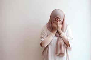 musulmanes orando por dios durante el trabajo desde casa. foto
