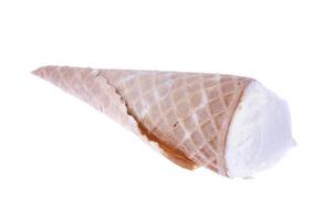 Cono de galleta con helado blanco, aislado foto