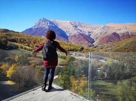 turista admira la montaña vettore en otoño en el parque sibillini foto