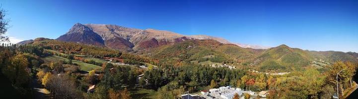 el vettore de montaña en otoño en el parque sibillini foto