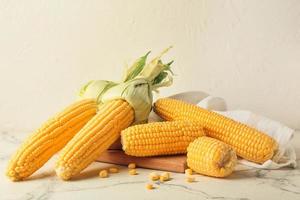 mazorcas de maíz frescas sobre fondo claro