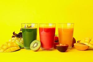 diferente jugo saludable sobre fondo de color