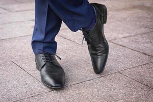 Hombre elegante en zapatos de cuero negro al aire libre